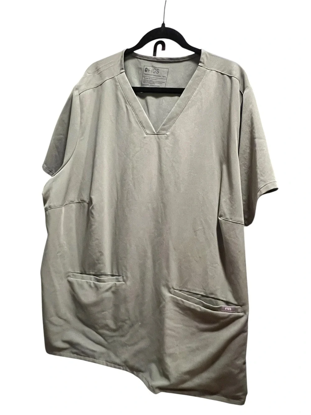 FIGS Casma three-pocket V-neck scrub top featuring a soft greyish-green.